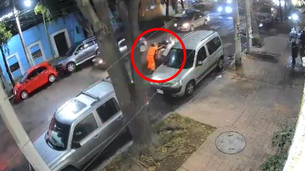 VIDEO: Automovilista arrolla a empleado de limpieza y se da a la fuga