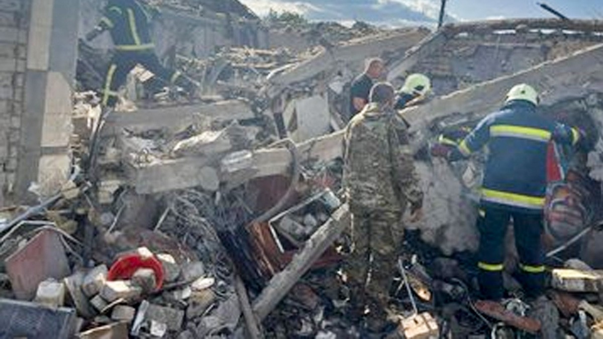 Bombardeo en funeral en Ucrania deja 52 civiles muertos; Rusia niega autoría del ataque