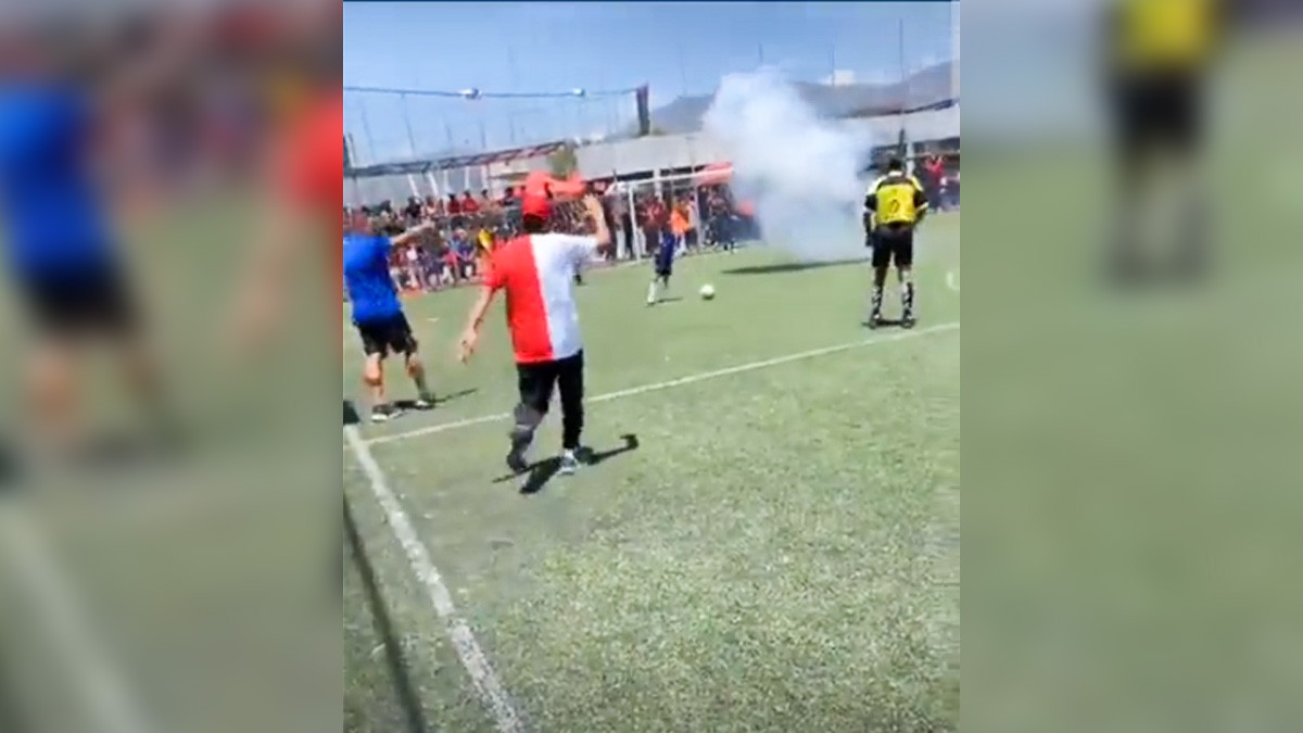 Porra lanza cohetes contra niños de 6 años en partido de liga infantil
