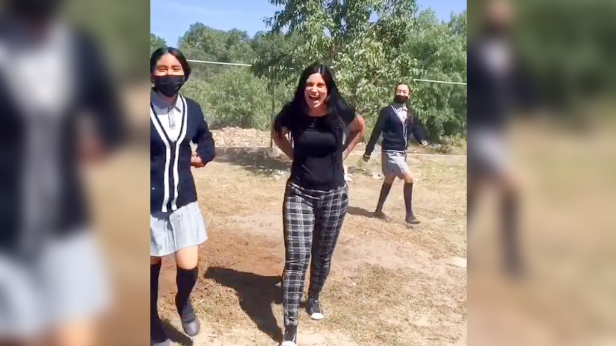 Sin darse cuenta, maestra enseña prenda interior al jugar con sus alumnos y causa revuelo