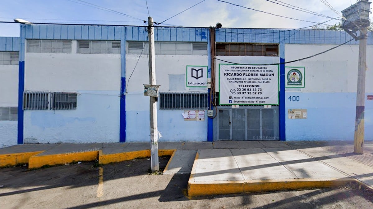 Hombre armado irrumpe en secundaria y abre fuego para defender a su hermano