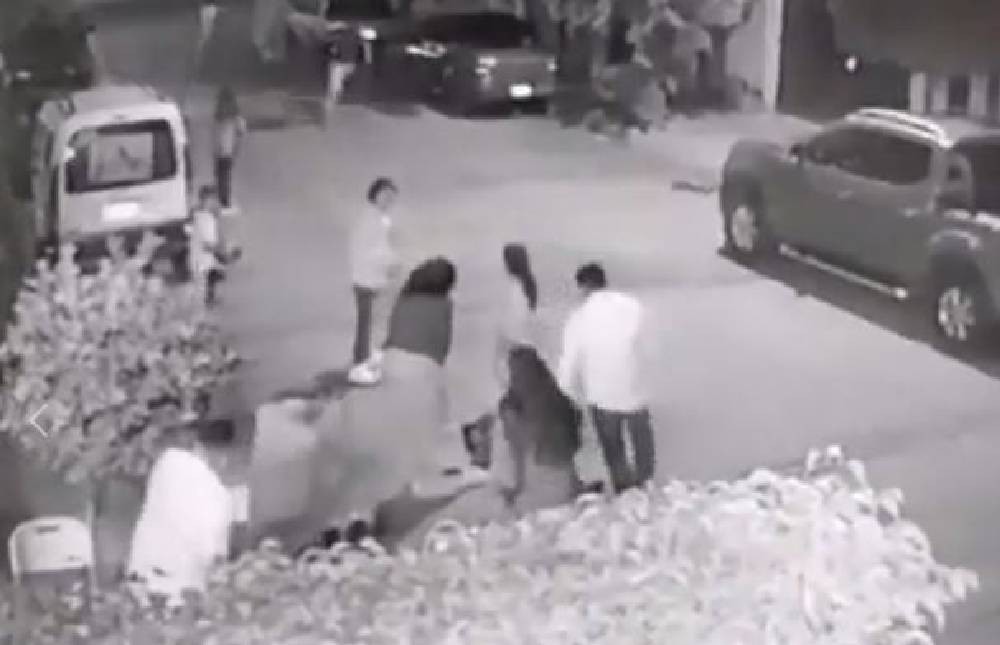 VIDEO Capta cámara cuando jovencita cruza la calle y auto la atropella en León 