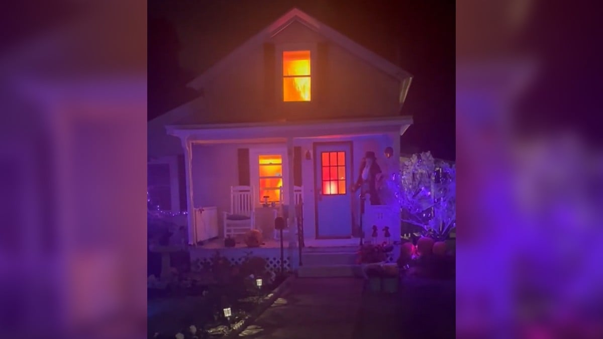 VIDEO: Bomberos atienden incendio en una casa... pero era solo la decoración de Halloween