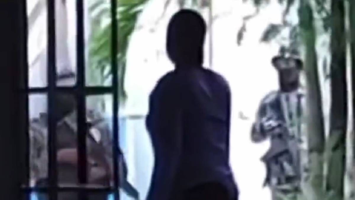 VIDEO Asaltan iglesia en evento religioso y tras balacera muere policía y asaltante