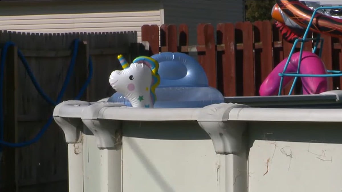 Mamá se queda dormida, niño de 2 años sale de casa y muere en la piscina del vecino