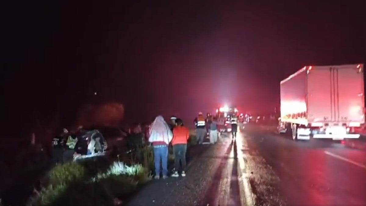 Familia regresaba de un funeral cuando chocan con un tráiler; mueren 7, incluidos 4 menores