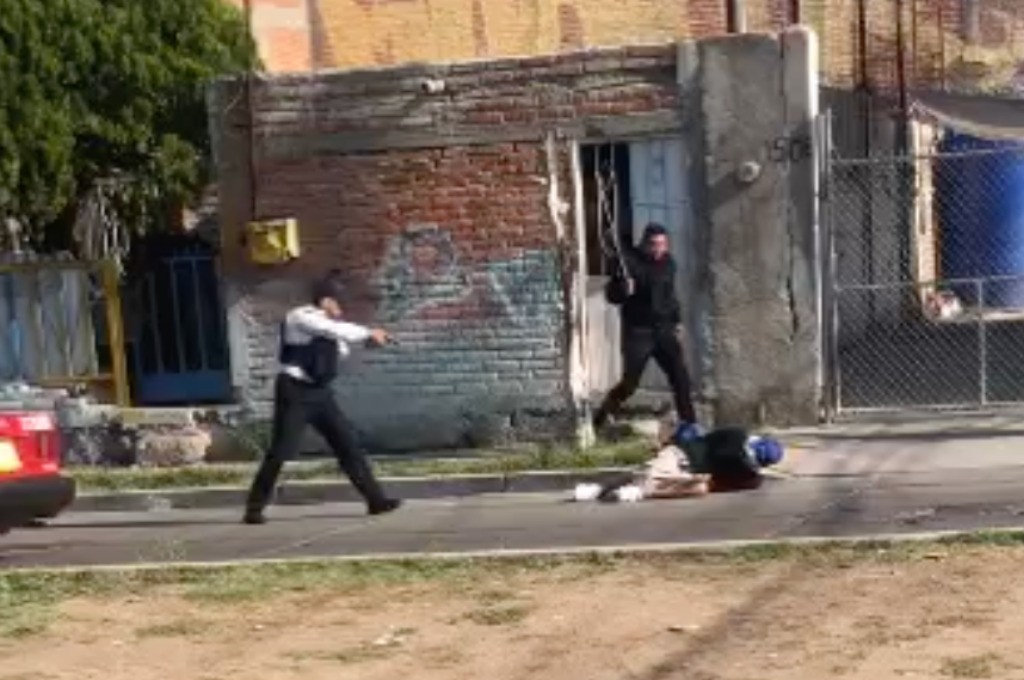 VIDEO Captan cuando policía le dispara en las piernas a menor en una persecución