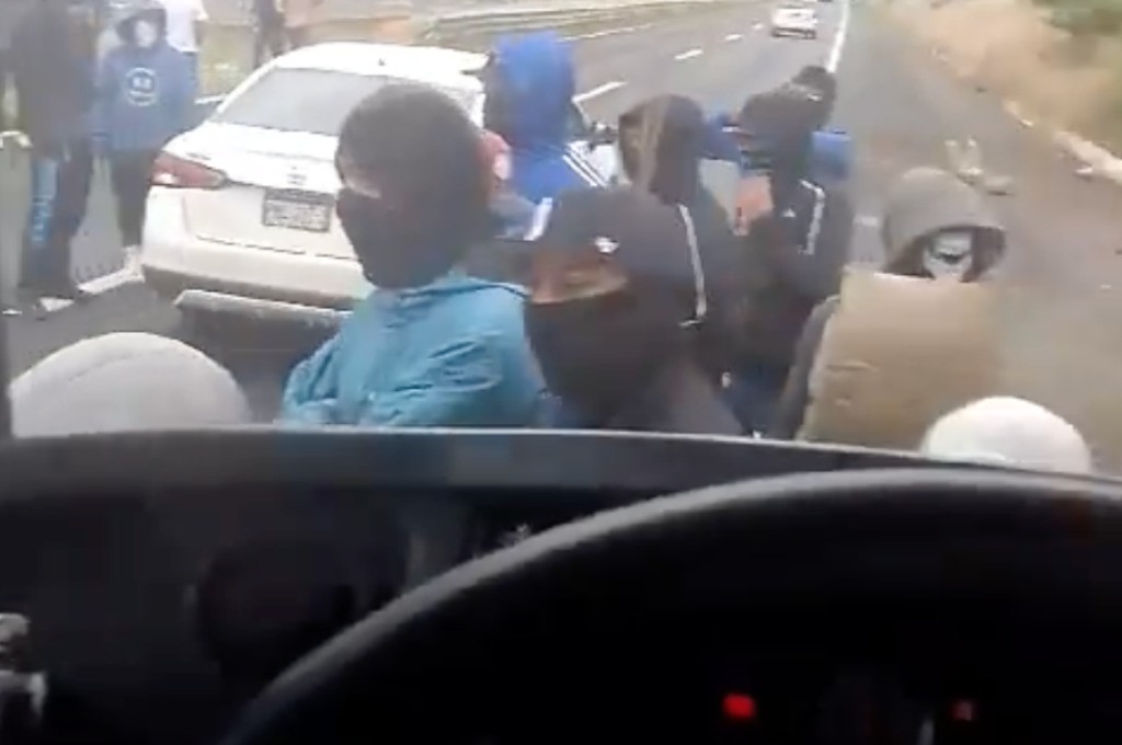 VIDEO Encapuchados intentan apoderarse de camión de pasajeros y al no poder lo apedrean