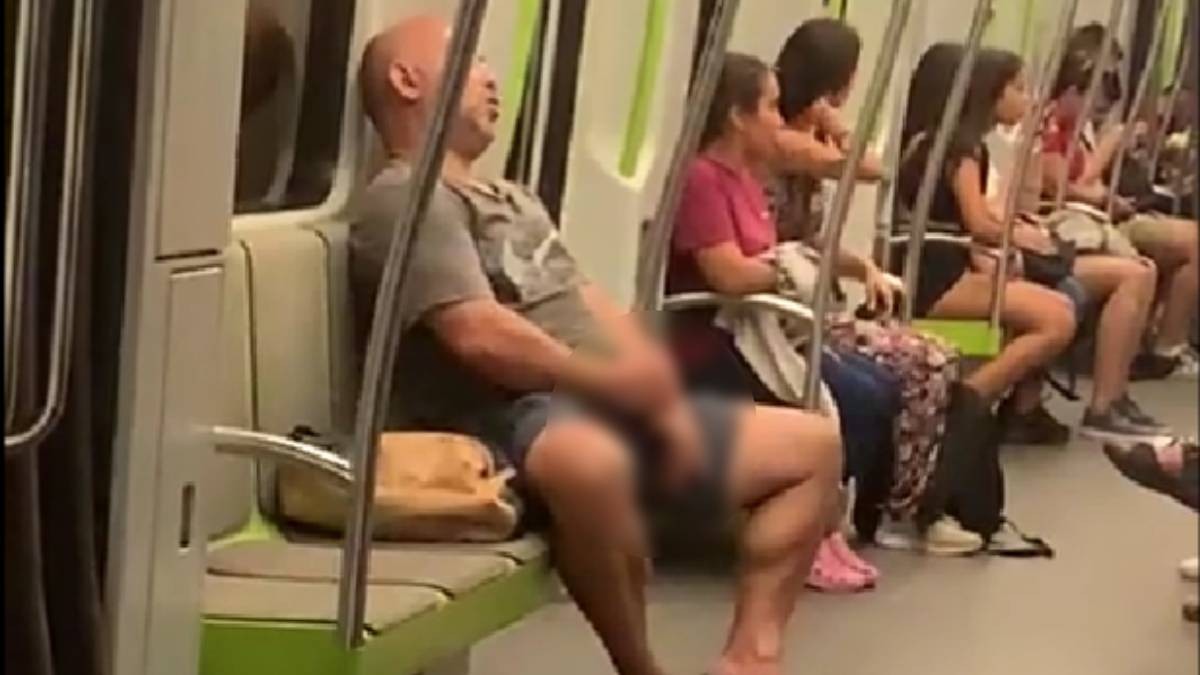 Hombre se masturbaba en el transporte y al ver que lo grababan enfureció