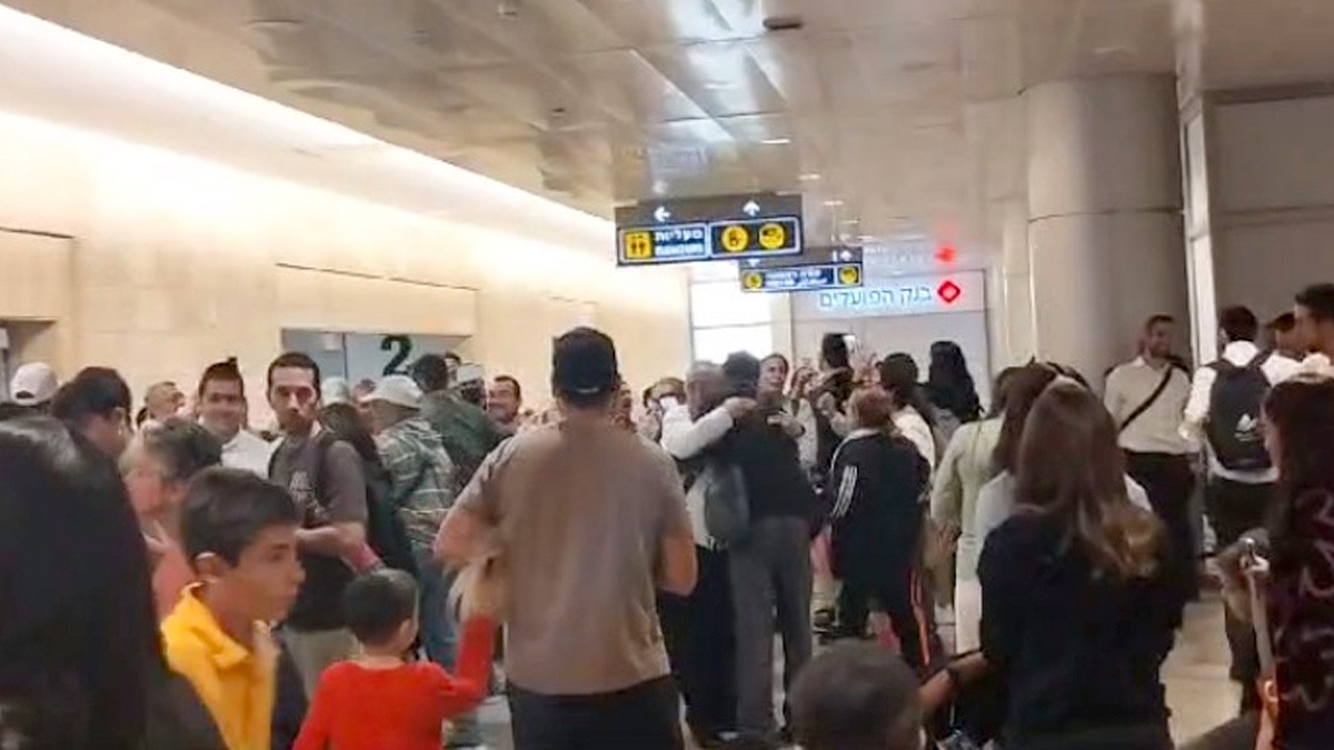 Así familia de Irapuato y más mexicanos festejan el regreso a casa en aeropuerto de Israel