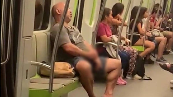Hombre se masturbaba en el transporte y al ver que lo grababan enfureció