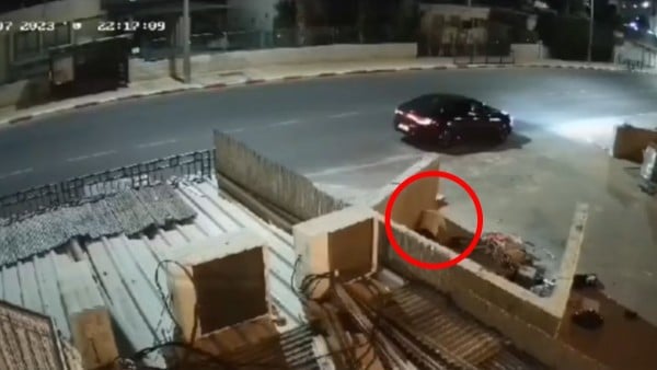 VIDEO: Hombre israelí se protege de cohetes tras una barda, pero esta le cae encima
