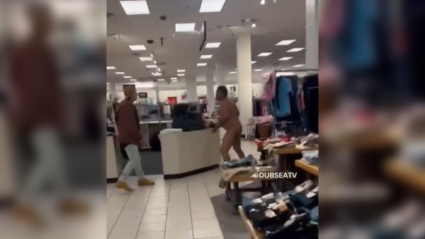VIDEO: Padres golpean a hombre desnudo en un centro comercial; lo acusan de pederasta