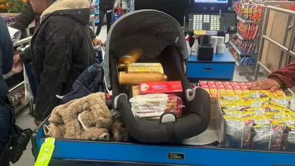 Hombre utiliza un porta bebés para intentar robar un Walmart, pero es detenido