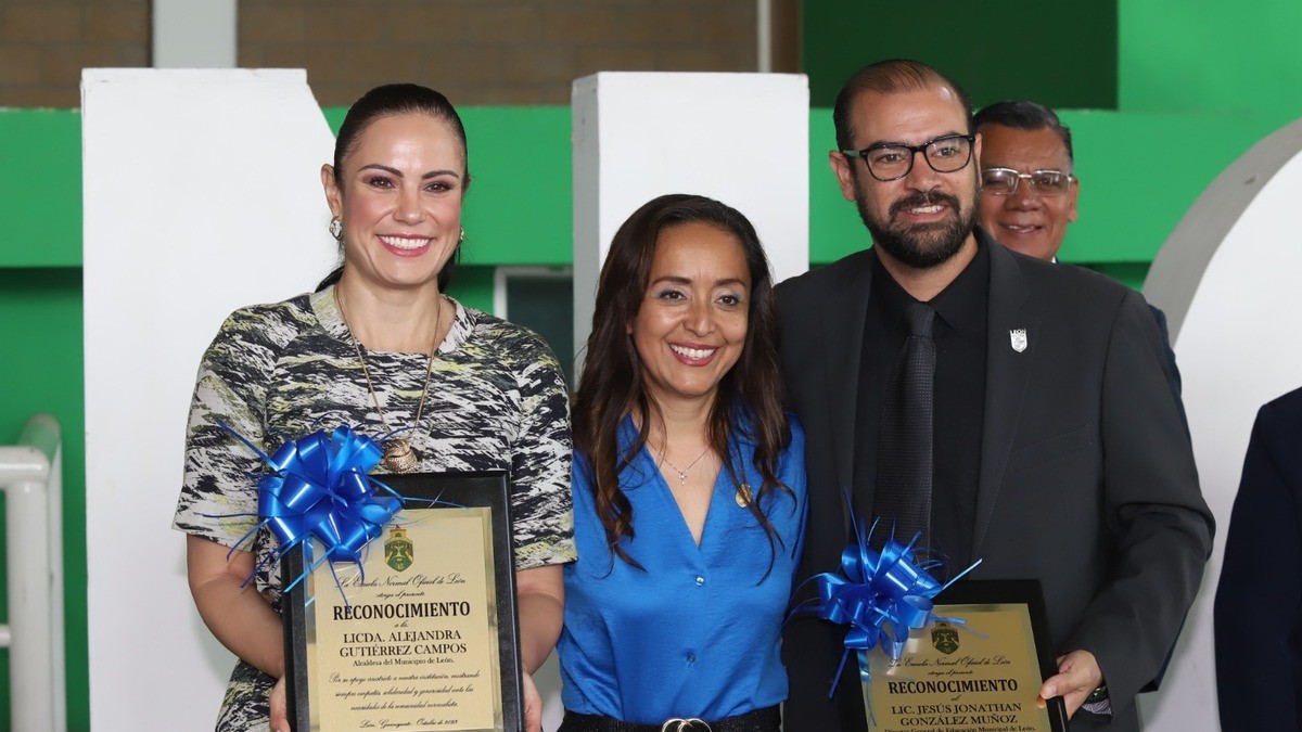 Reconocen a María Carmen García, maestra centenaria que fundó la ENOL
