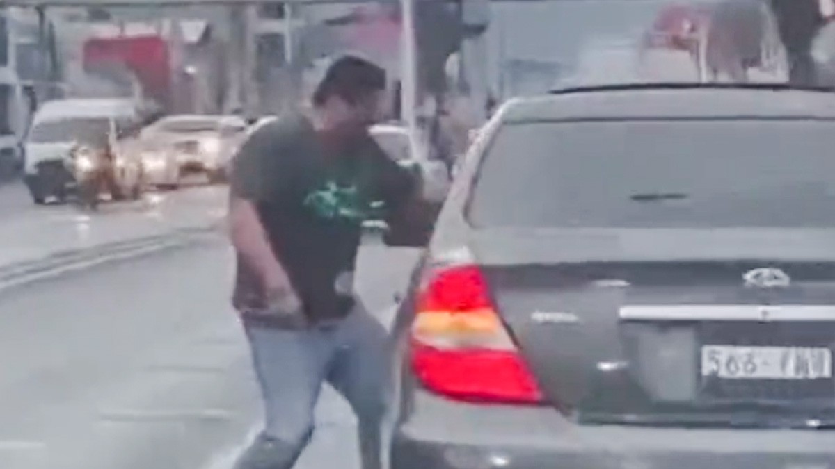VIDEO: Hombre agrede con un desarmador a mujer en pleno tráfico