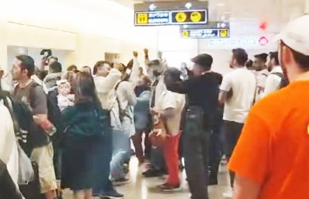 A salvo sacerdotes leoneses que estaban en medio de la guerra de Israel; ya camino a casa