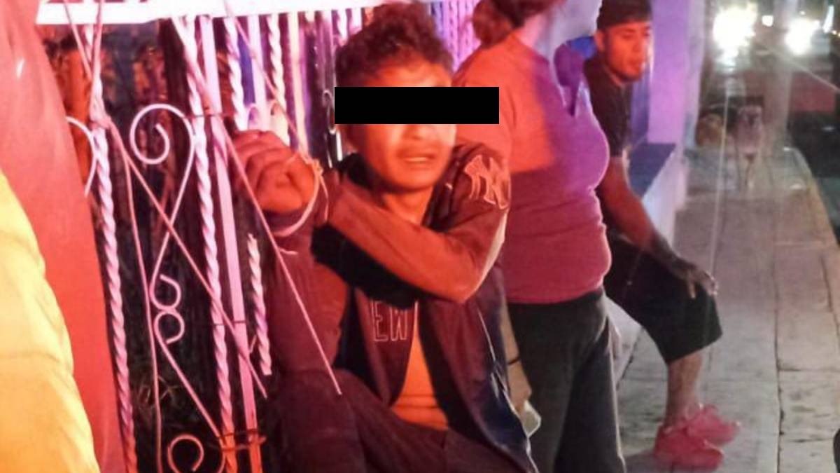 Amarran a presunto ladrón a reja de casa y lo golpean entre vecinos