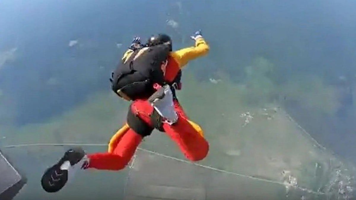 VIDEO Captan desesperante momento: mujer se lanza de avión y no le funciona paracaídas