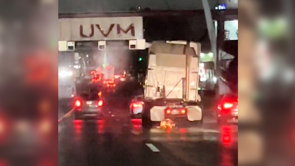 VIDEO: Trailero pierde control y va sobre carretera echando chispas y destrozando autos