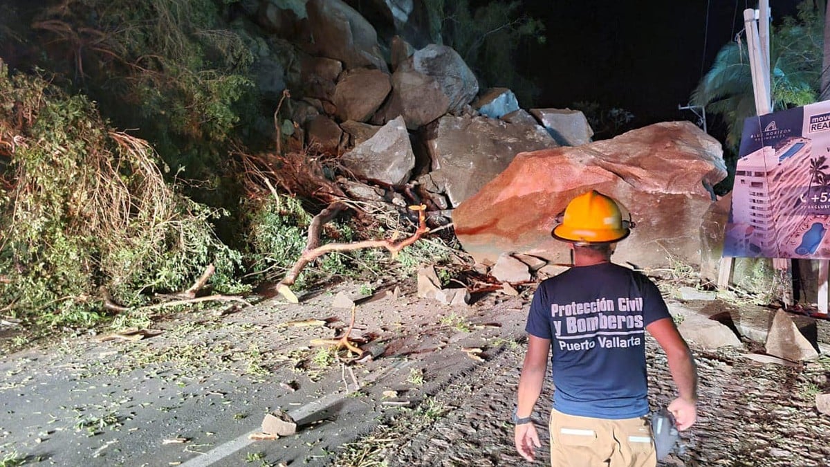 Auto queda sepultado tras derrumbe; pasajeros están desaparecidos