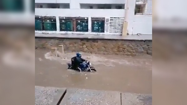 VIDEO: '¡Suéltala!', joven se aferra a su moto en inundación y se lo lleva la corriente