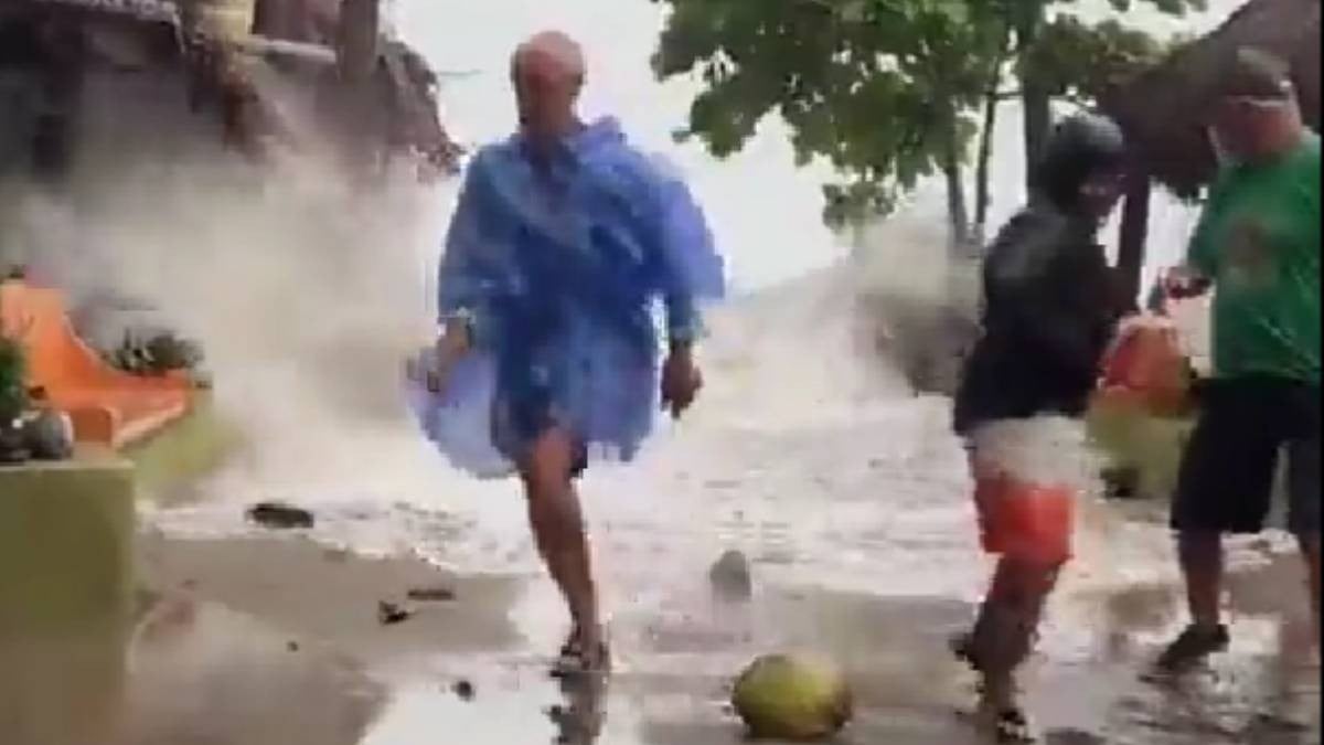VIDEO Tras paso de huracán Lidia, ola gigante entra a la calle y arrastra a turistas
