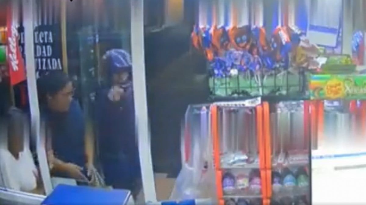 VIDEO: Extorsionadores disparan para exigir derecho de piso a tienda de abarrotes