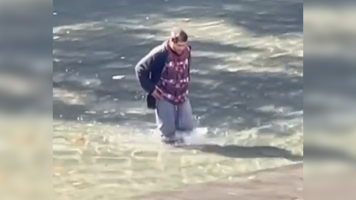 VIDEO: ¿Por qué este hombre se aventó a la piscina que rinde honor a víctimas del 11-S?