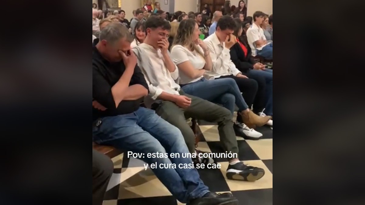 VIDEO: En plena misa padrecito se tropieza y así intentaron aguantarse la risa