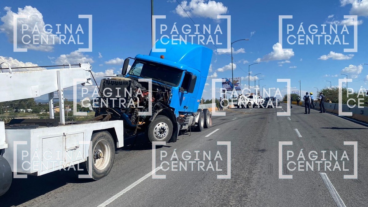 Tráiler se queda sin frenos en pleno Puente de la Herradura y tira muro de contención; ¡el tráfico llega hasta Comanjilla!