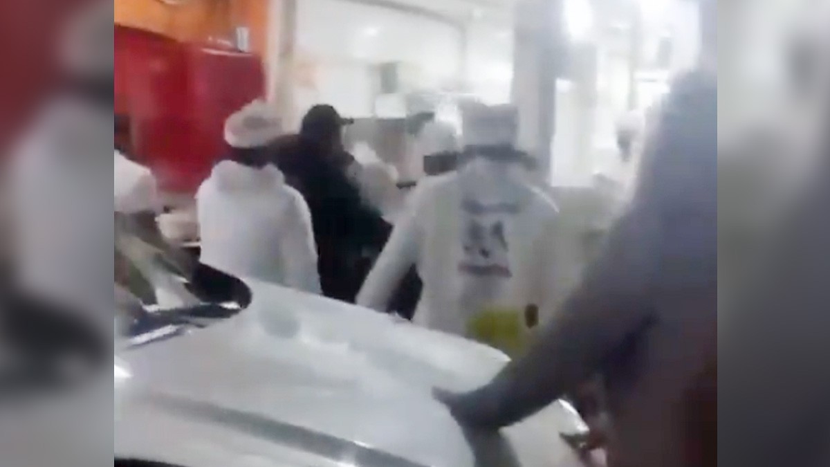 Pareja se niega a pagar la cuenta excesiva en taquería y meseros le dan una golpiza