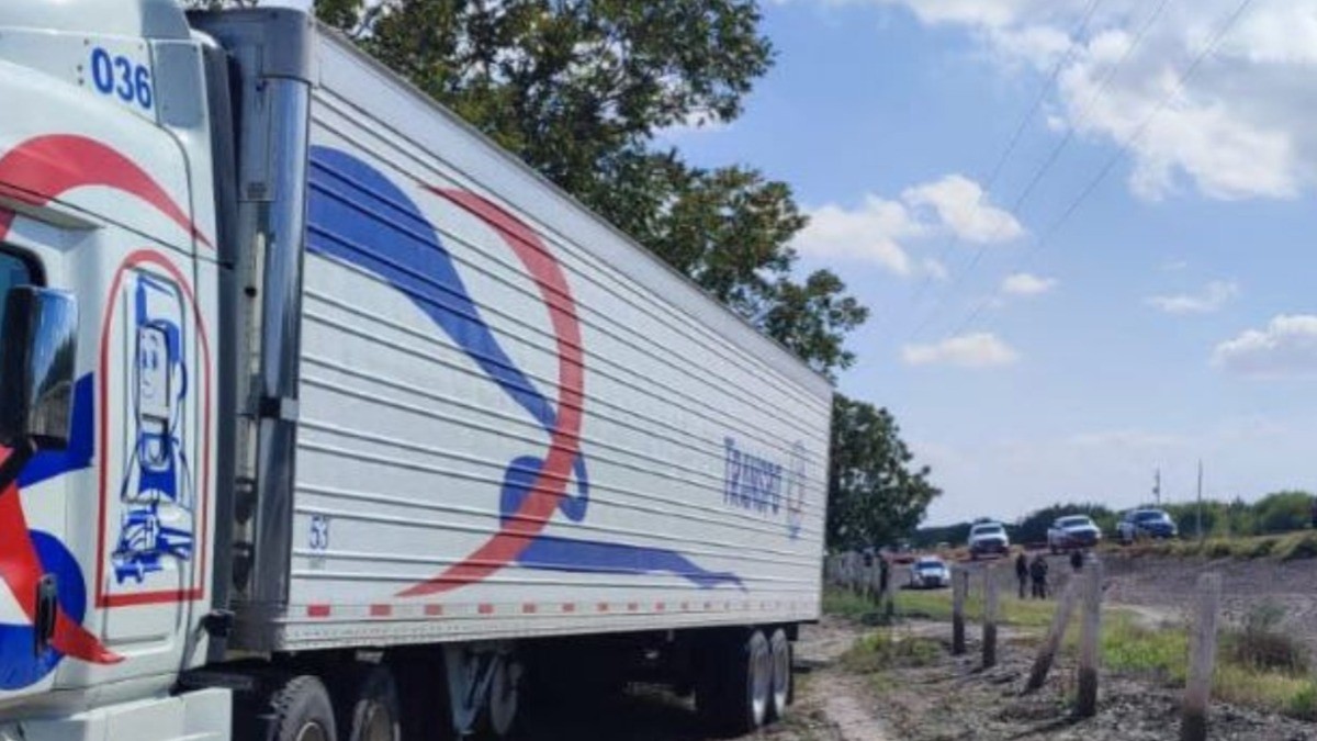 Trailero pierde el control y se arroja para salvarse, pero tráiler le pasa encima y lo mata