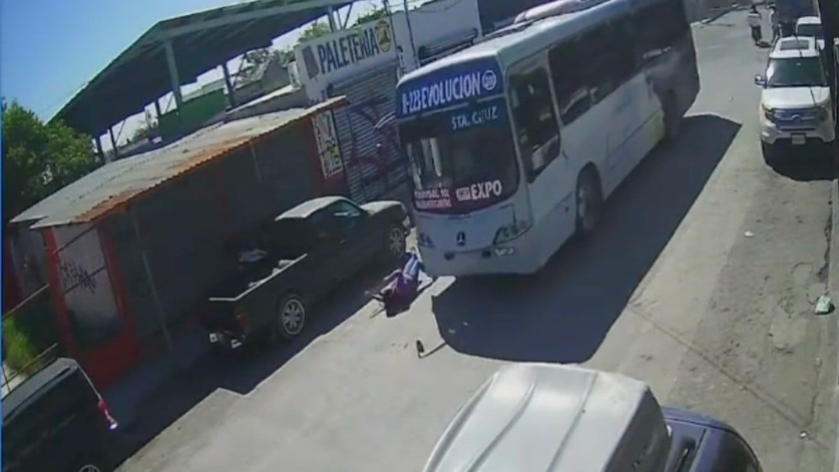 VIDEO Captan cuando pasajera cae de camión de transporte; conductor no frenó por completo