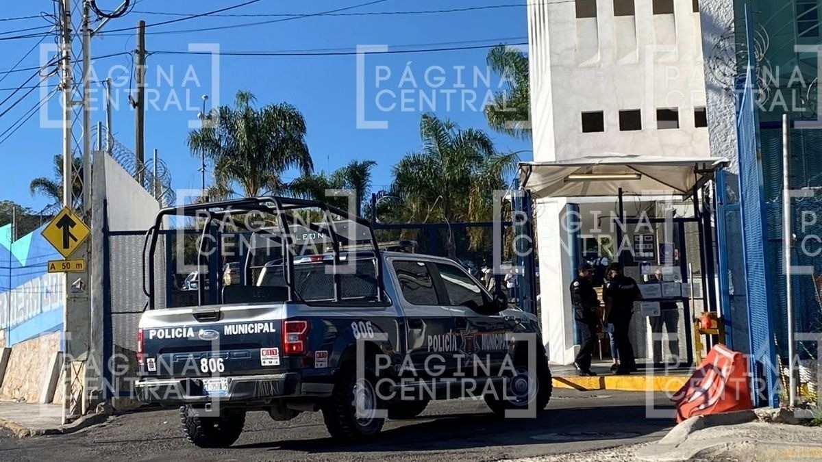 Policía de León se dispara por error durante el pase de revista en la Delegación Poniente