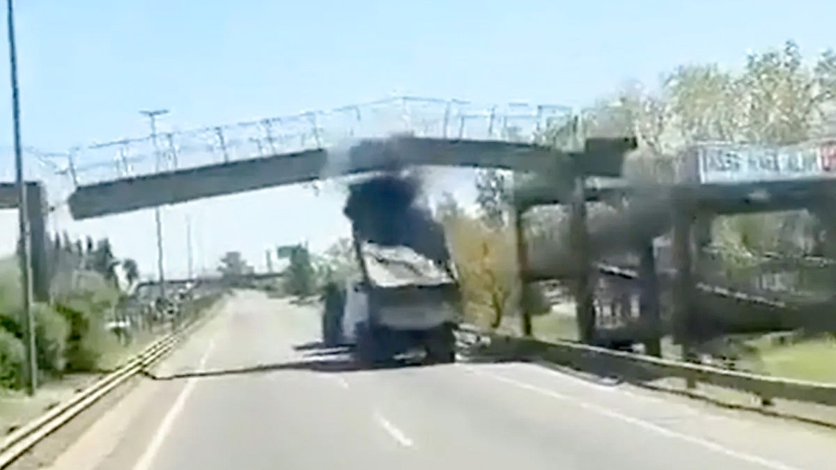 VIDEO: Tráiler se impacta contra puente peatonal y lo derriba