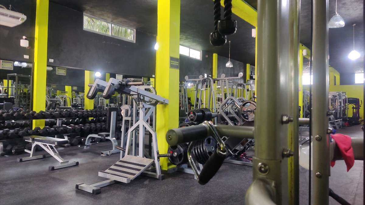 ¡Cuidado con la vida 'fit'! Menor fallece en gimnasio tras caerle una pesa en el pecho