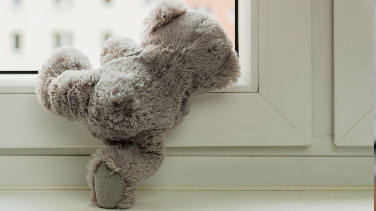 Niño ve morir a su hermanito que cayó por el hoyo de un mosquitero, su papá los cuidaba