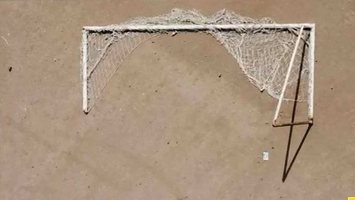 Niño va a la escuela y no regresó a casa; una portería le cayó encima y murió