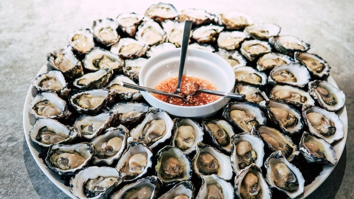 Joven huye de cita porque mujer se come 48 ostiones: “No esperaba que pidieras tanto”