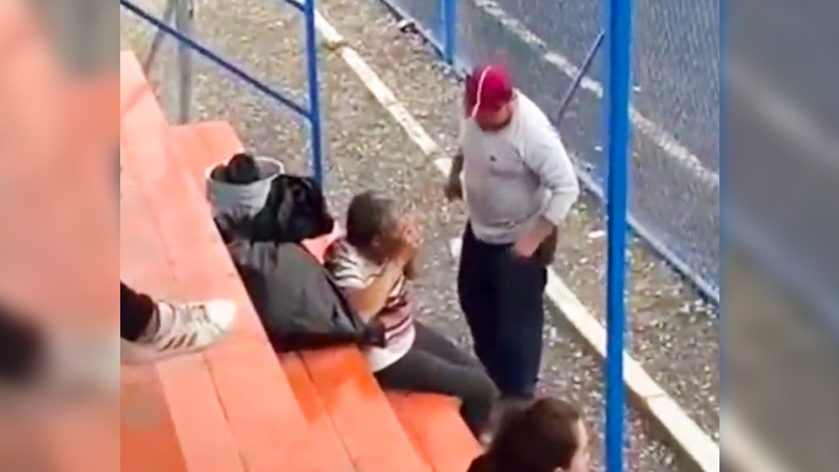 VIDEO: Da brutal golpiza a abuelito porque festejó el gol de su equipo