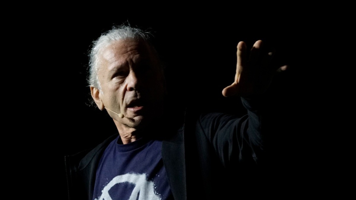 Vocalista Iron Maiden da cátedra de cómo ser un rockstar en los negocios