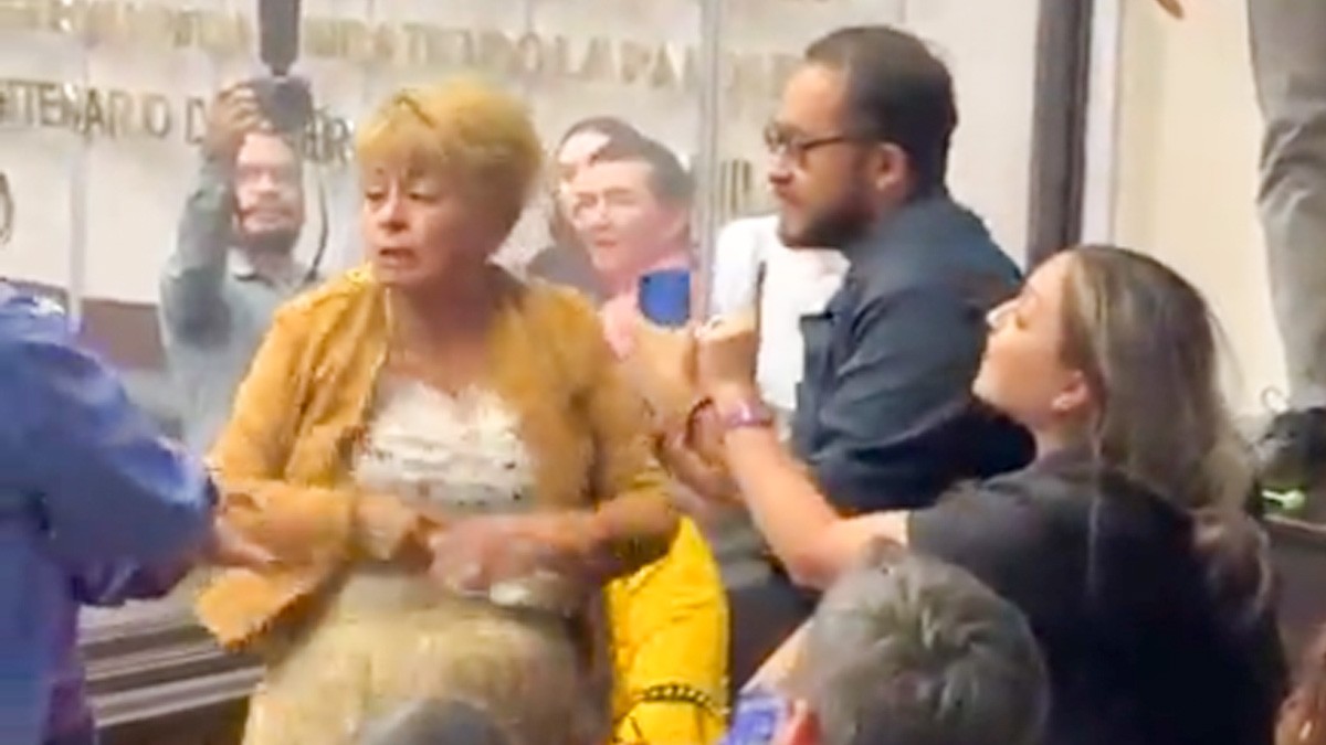 VIDEO: Reporteras pelean a golpes en el Congreso durante evento ‘Poderío de las mujeres’