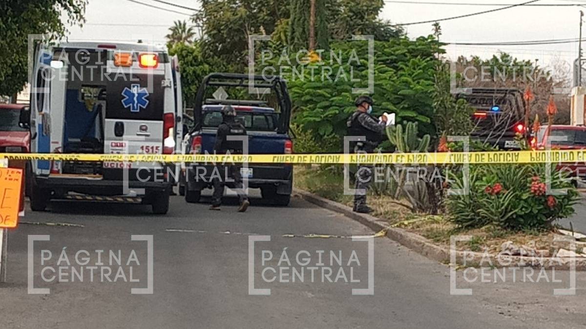 Acribillan a 2 hombres en una casa; uno trató de huir y muere en la banqueta