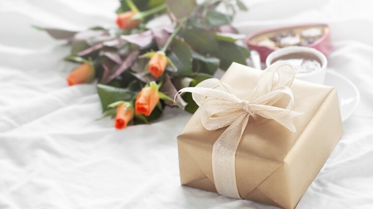 ¿Conoces a alguien como Sandra? Ella se cuela en las bodas y se roba los regalos