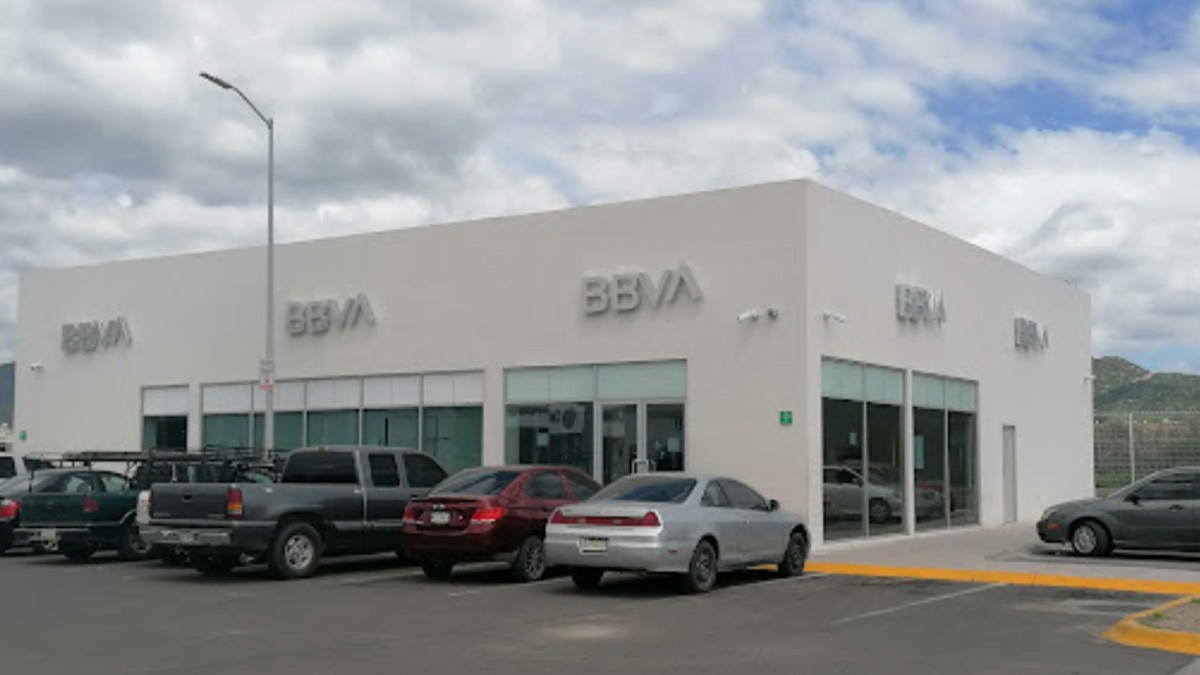 Ni lo de la pistola: hombre asalta banco y se lleva escaso botín de 5 mil pesos