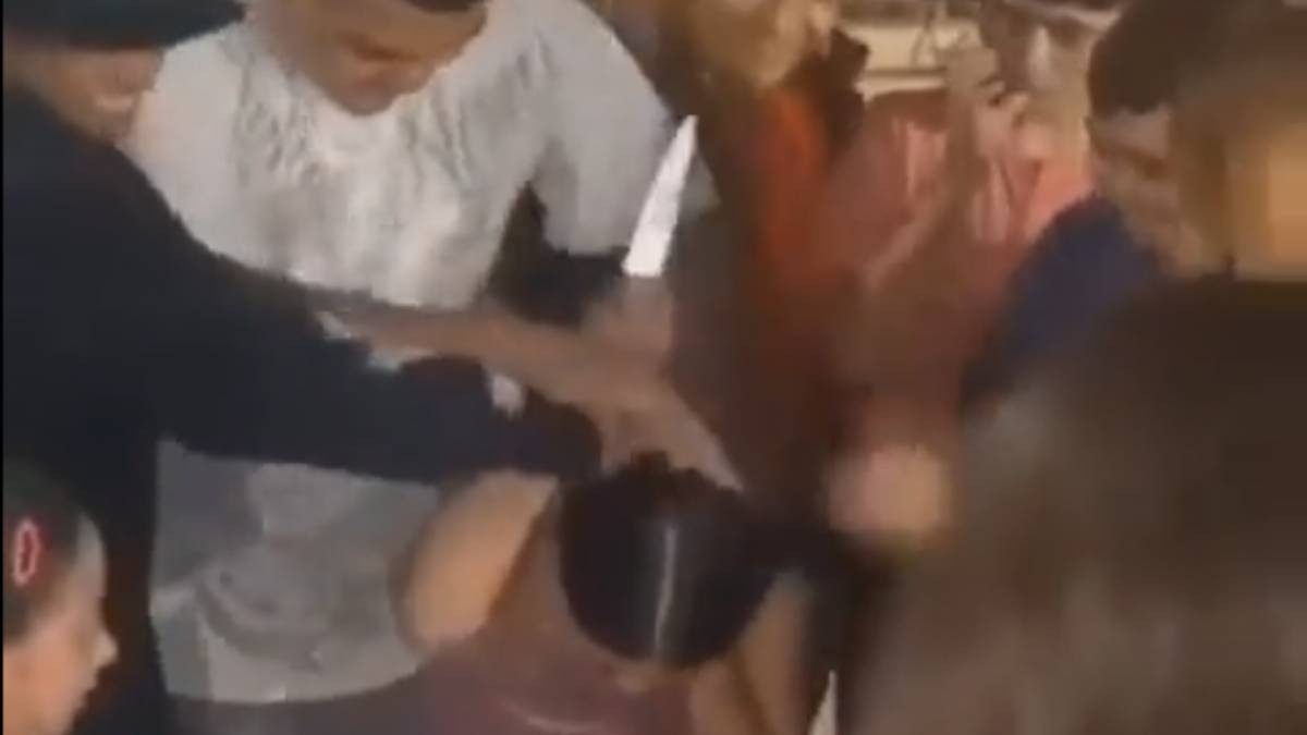 ¡De película de horror! Cumpleañera clava cuchillo a invitado que la arrojó a pastel