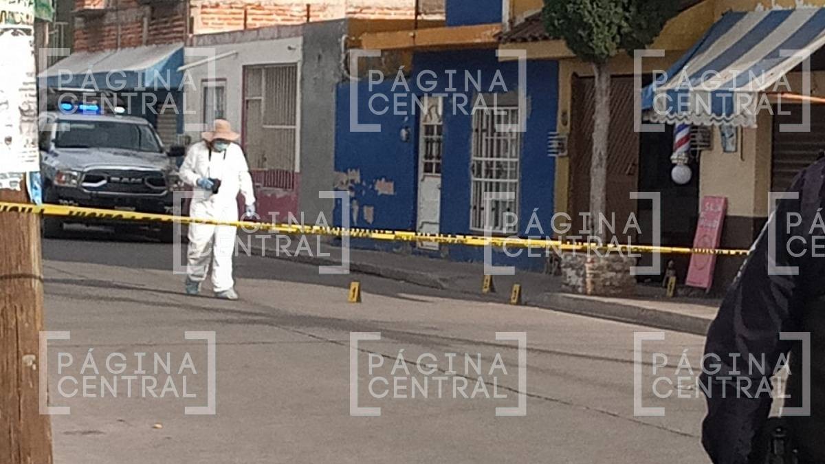 Asesinan a madre hijo en balacera en una barbería