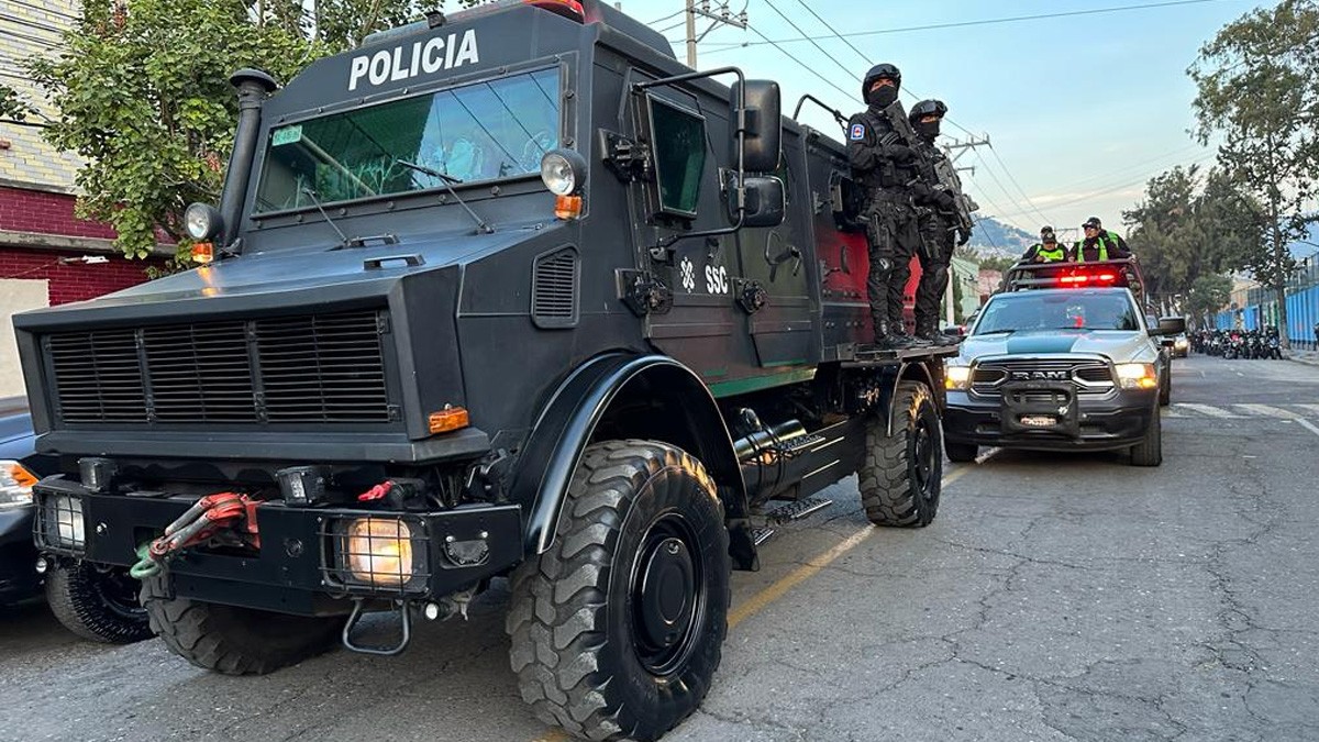 VIDEO: Policía se enfrenta solo a grupo de asaltantes, evita robo y es ascendido