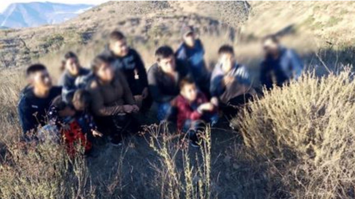 Pistola en mano, persiguen a ocho migrantes mexicanos en territorio estadounidense